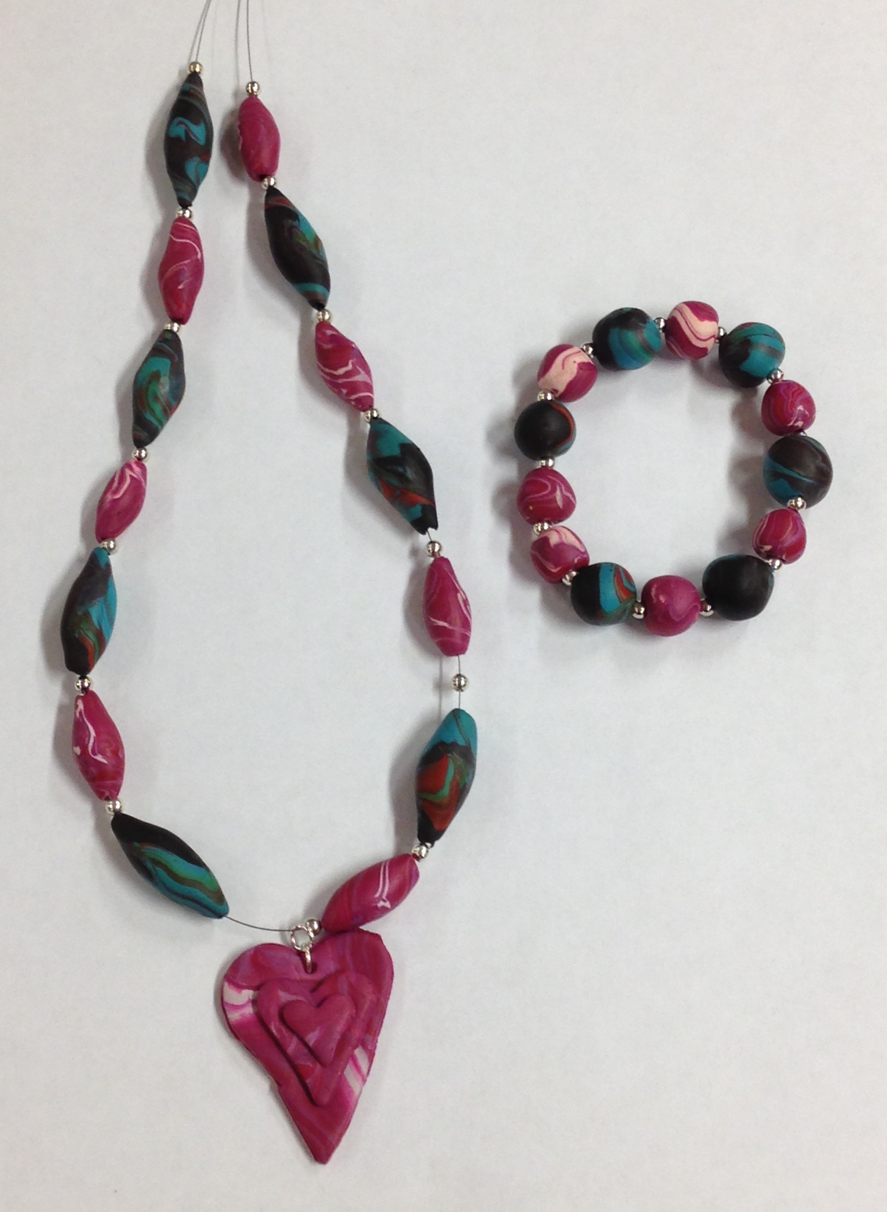 Necklace and bracelet with alternating pink and blue pearls